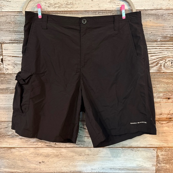 Columbia Men's Dark Cargo Shorts - Picture 1 of 3